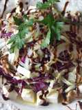 Ensalada de repollo, lombarda, nueces, y crema de aceto balsámico al limón