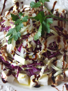 Una foto de Ensalada de repollo, lombarda, nueces, y crema de aceto balsámico al limón