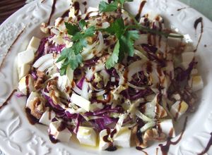 Foto principal de Ensalada de repollo, lombarda, nueces, y crema de aceto balsámico al limón