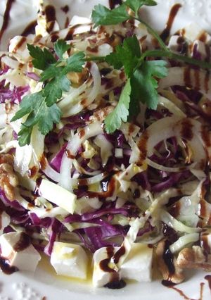Una foto de Ensalada de repollo, lombarda, nueces, y crema de aceto balsámico al limón