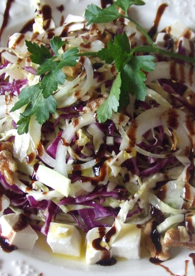 Una foto de Ensalada de repollo, lombarda, nueces, y crema de aceto balsámico al limón