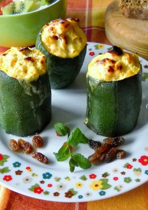 Una foto de Calabacines rellenos con garbanzos y salsa ligera de yogur