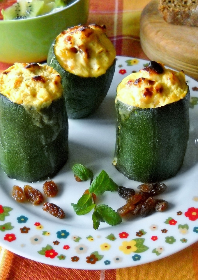 Una foto de Calabacines rellenos con garbanzos y salsa ligera de yogur