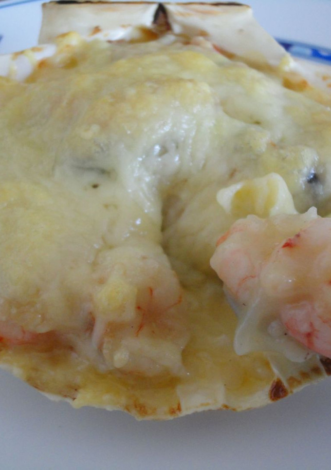 Una foto de Conchas de mejillones y gambas gratinadas