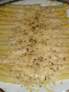Una foto de Espárragos con emmental a las 5 pimientas