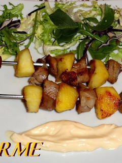 Una foto de Brochetas de pavo y manzana
