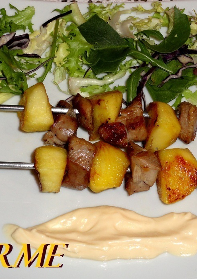 Una foto de Brochetas de pavo y manzana
