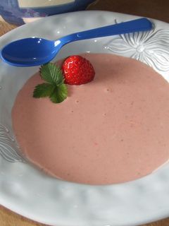 Una foto de Sopita de fresas con vino dulce