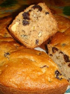 Una foto de Torta de ciruelas, pasas y nueces
