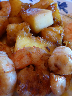 Una foto de Langostinos, piña y ron