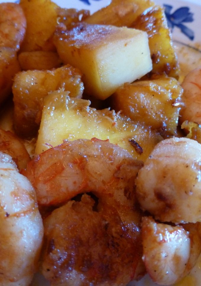Una foto de Langostinos, piña y ron