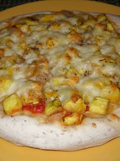 Una foto de Pizza con calabaza amarilla y jamón