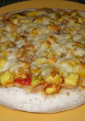 Una foto de Pizza con calabaza amarilla y jamón