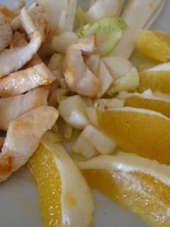Una foto de Ensalada de endivias, naranjas y pollo