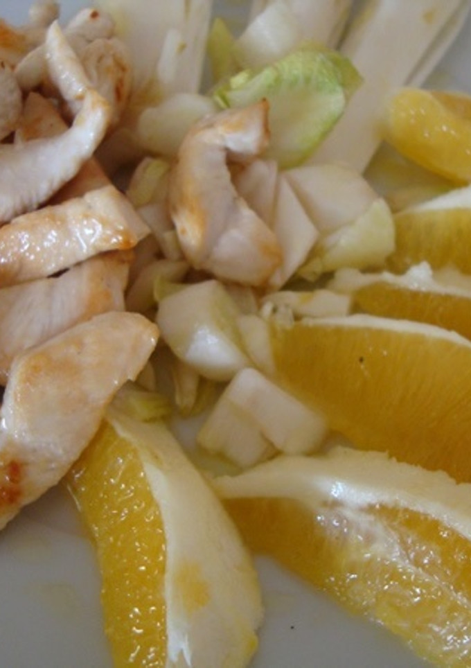 Una foto de Ensalada de endivias, naranjas y pollo