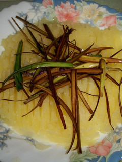 Una foto de Puré de patatas con crujiente de puerros