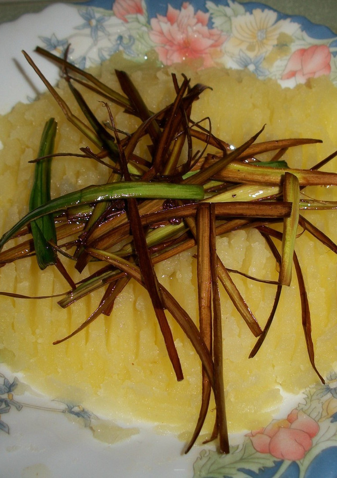 Una foto de Puré de patatas con crujiente de puerros