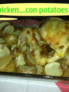 Una foto de Pollo asado con patatas al limón y romero
