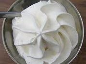 Una foto de crema chantilly con azucar impalpable