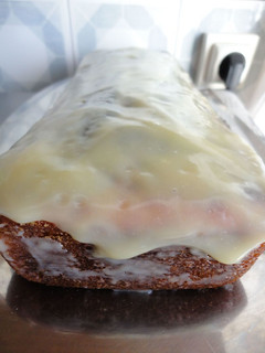 Una foto de Bizcocho de limón y chocolate blanco