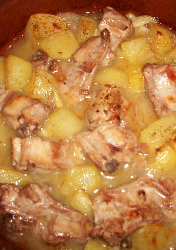 Una foto de Conejo rústido al horno con limón