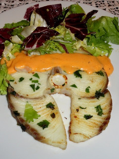 Una foto de Tintorera a la plancha con salsa de pimiento