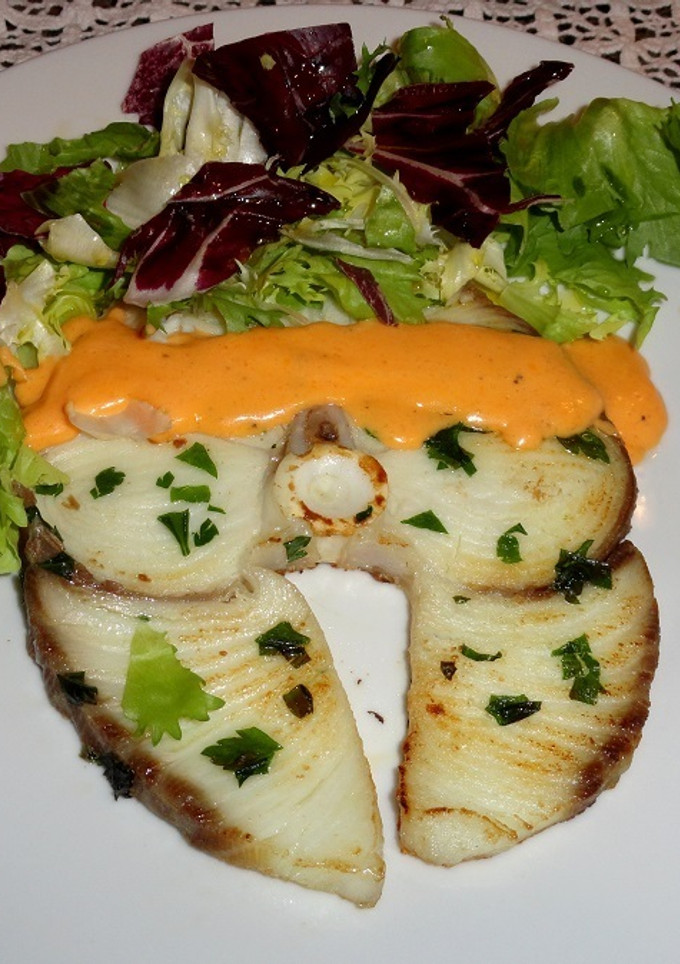 Una foto de Tintorera a la plancha con salsa de pimiento