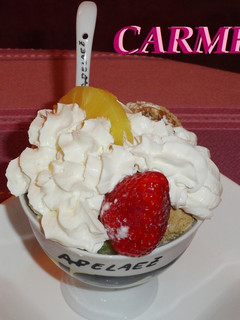 Una foto de Copa de frutas y helado