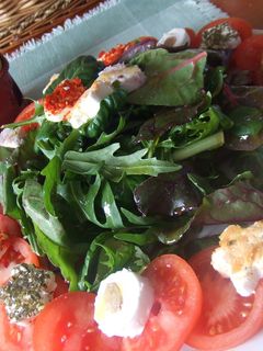 Una foto de Ensalada de hojas variadas y delicias de queso de cabra