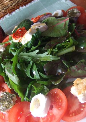 Una foto de Ensalada de hojas variadas y delicias de queso de cabra