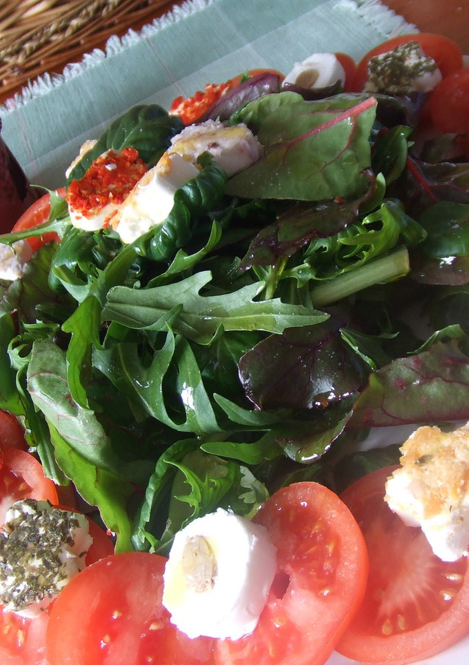 Una foto de Ensalada de hojas variadas y delicias de queso de cabra