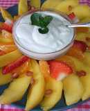 Frutas frescas con salsa de canela y menta