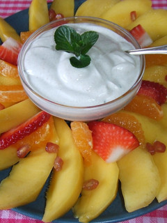 Una foto de Frutas frescas con salsa de canela y menta