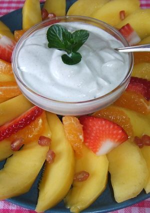 Una foto de Frutas frescas con salsa de canela y menta