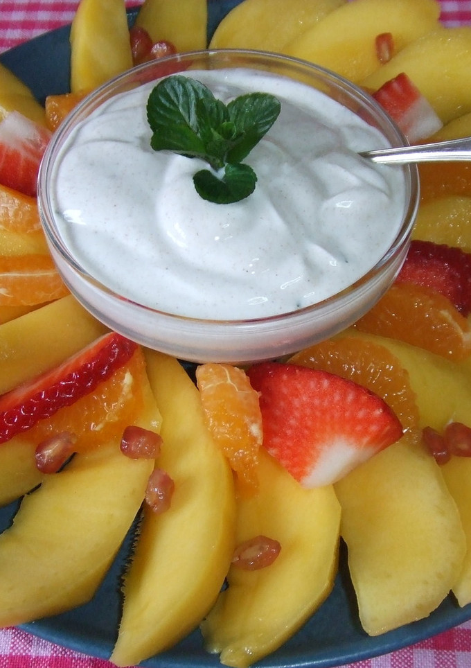 Una foto de Frutas frescas con salsa de canela y menta