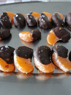 Una foto de Gajos de mandarina con chocolate condimentado