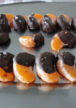 Una foto de Gajos de mandarina con chocolate condimentado