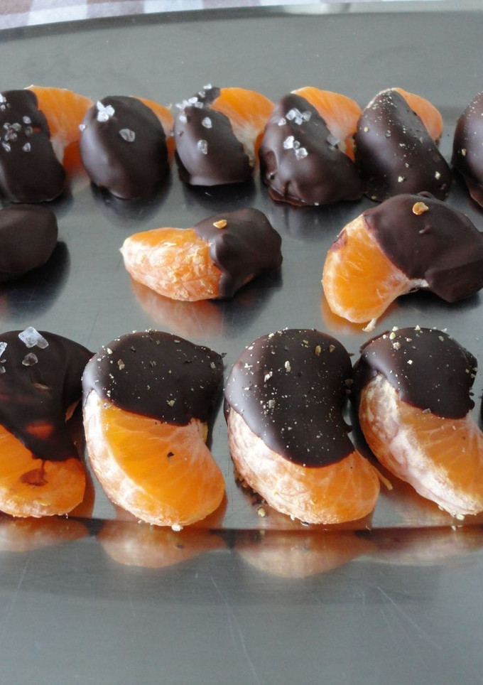 Una foto de Gajos de mandarina con chocolate condimentado