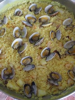Una foto de Arroz de calamar con almejas