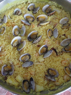Una foto de Arroz de calamar con almejas