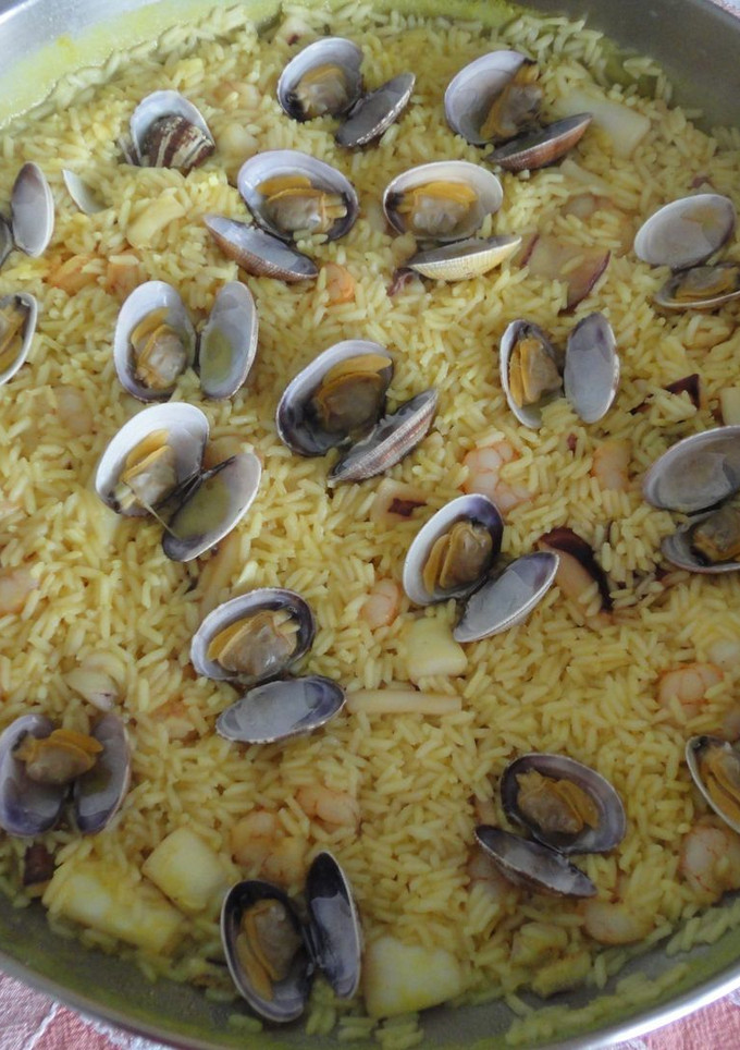 Una foto de Arroz de calamar con almejas