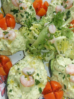 Una foto de Aguacates con relleno de gambas, nueces y manzana