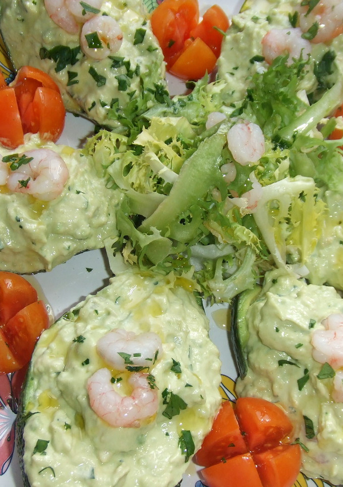 Una foto de Aguacates con relleno de gambas, nueces y manzana