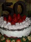 Torta de chocolate con chantilly y fresas
