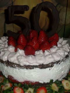 Una foto de Torta de chocolate con chantilly y fresas