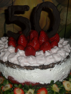 Foto principal de Torta de chocolate con chantilly y fresas