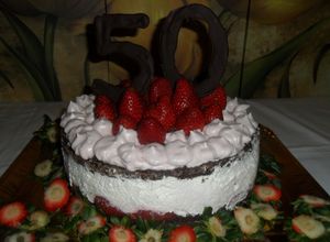 Foto principal de Torta de chocolate con chantilly y fresas
