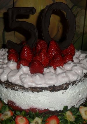 Una foto de Torta de chocolate con chantilly y fresas