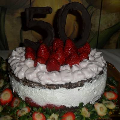 Torta de chocolate con chantilly y fresas Receta de Gabriela Diez- Cookpad
