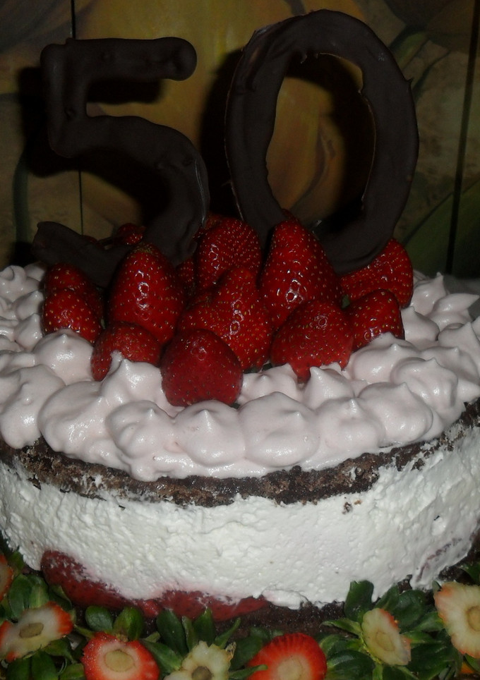 Una foto de Torta de chocolate con chantilly y fresas